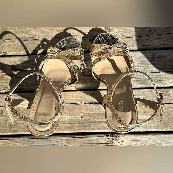 Gold Ducati size 40/9 with 3 inch heel adjustable strap, open toe - Picture 7 of 12